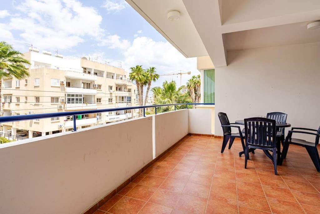 Carisa Downtown With Rooftop Pool Larnaca Exteriör bild