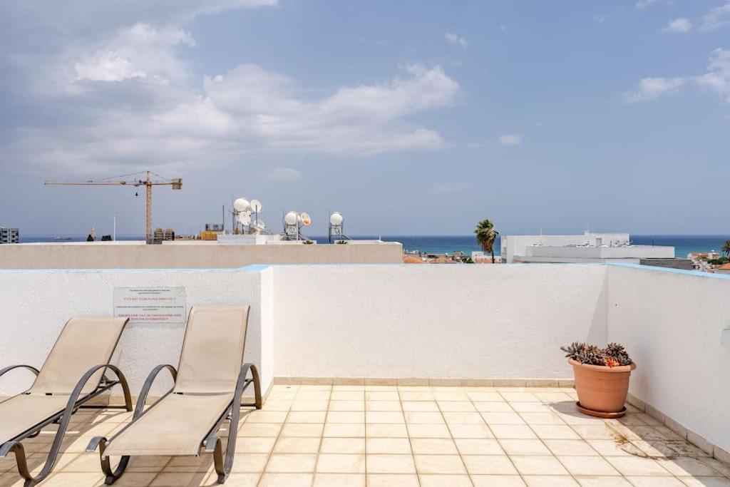 Carisa Downtown With Rooftop Pool Larnaca Exteriör bild
